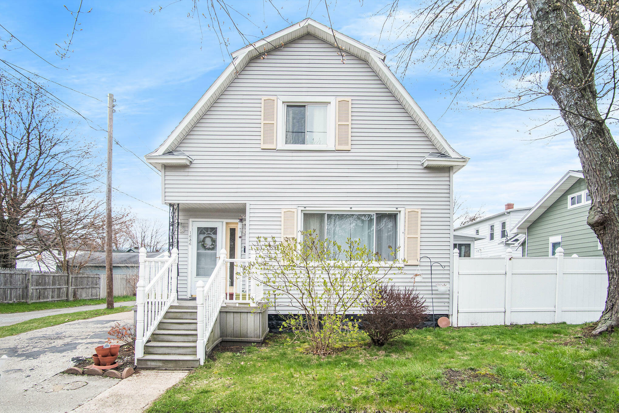 Property Photo:  1636 Franklin Street  MI 49441 