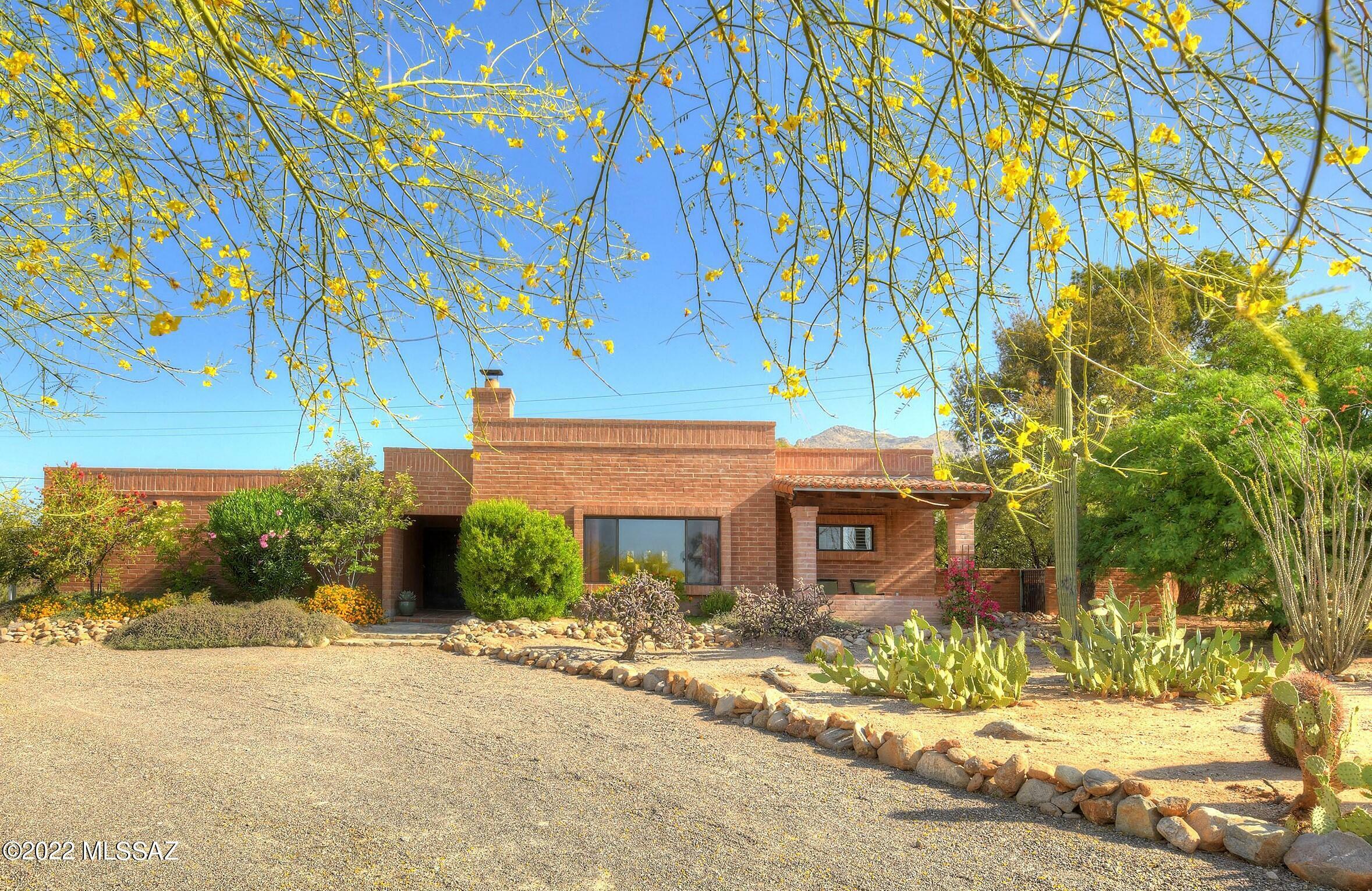 Property Photo:  6955 N Calle Amorcito  AZ 85718 