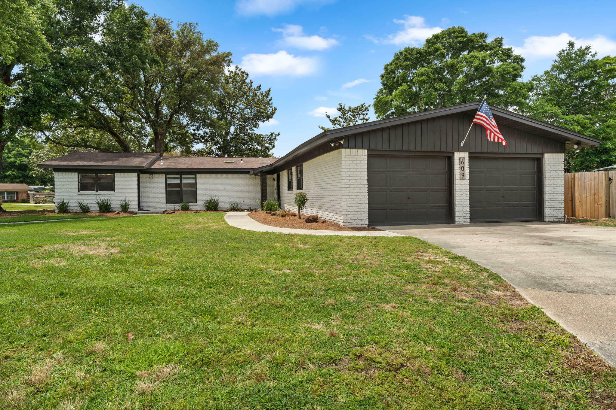 Property Photo:  609 NE Powell Drive  FL 32547 