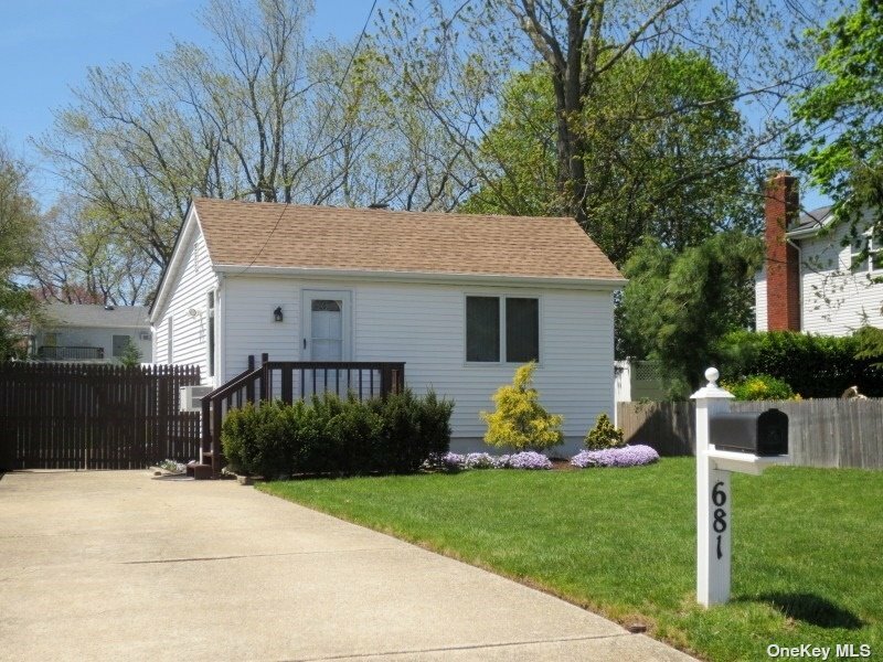 Property Photo:  681 East Drive  NY 11757 