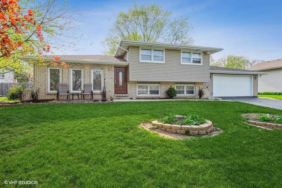 Property Photo: 2N264 Diane Avenue IL 60137