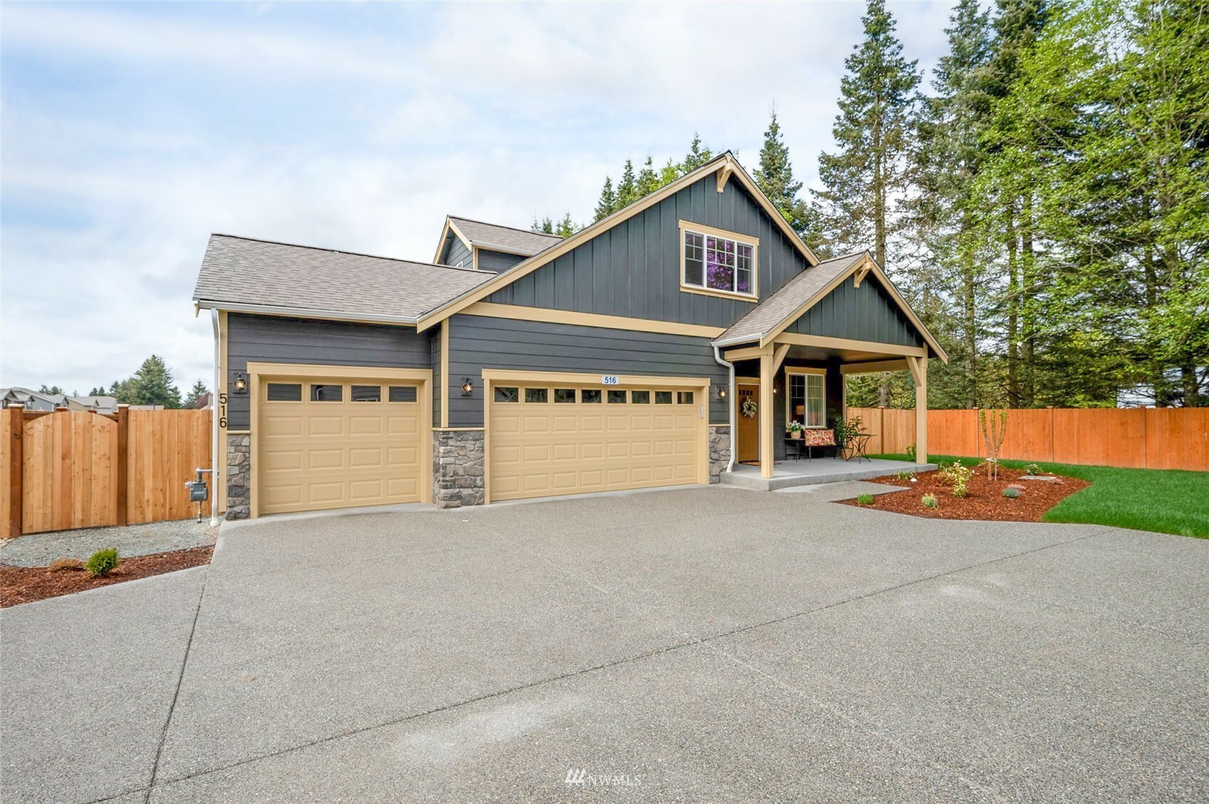 Property Photo:  516 Wellington Place  WA 98284 