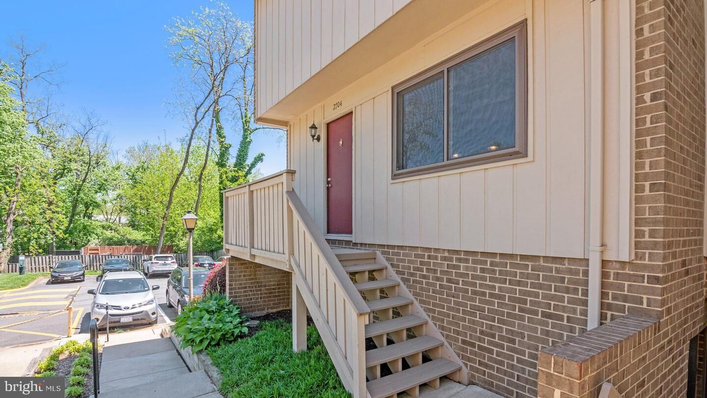 Property Photo: 2704 Glengyle Drive 19 VA 22181