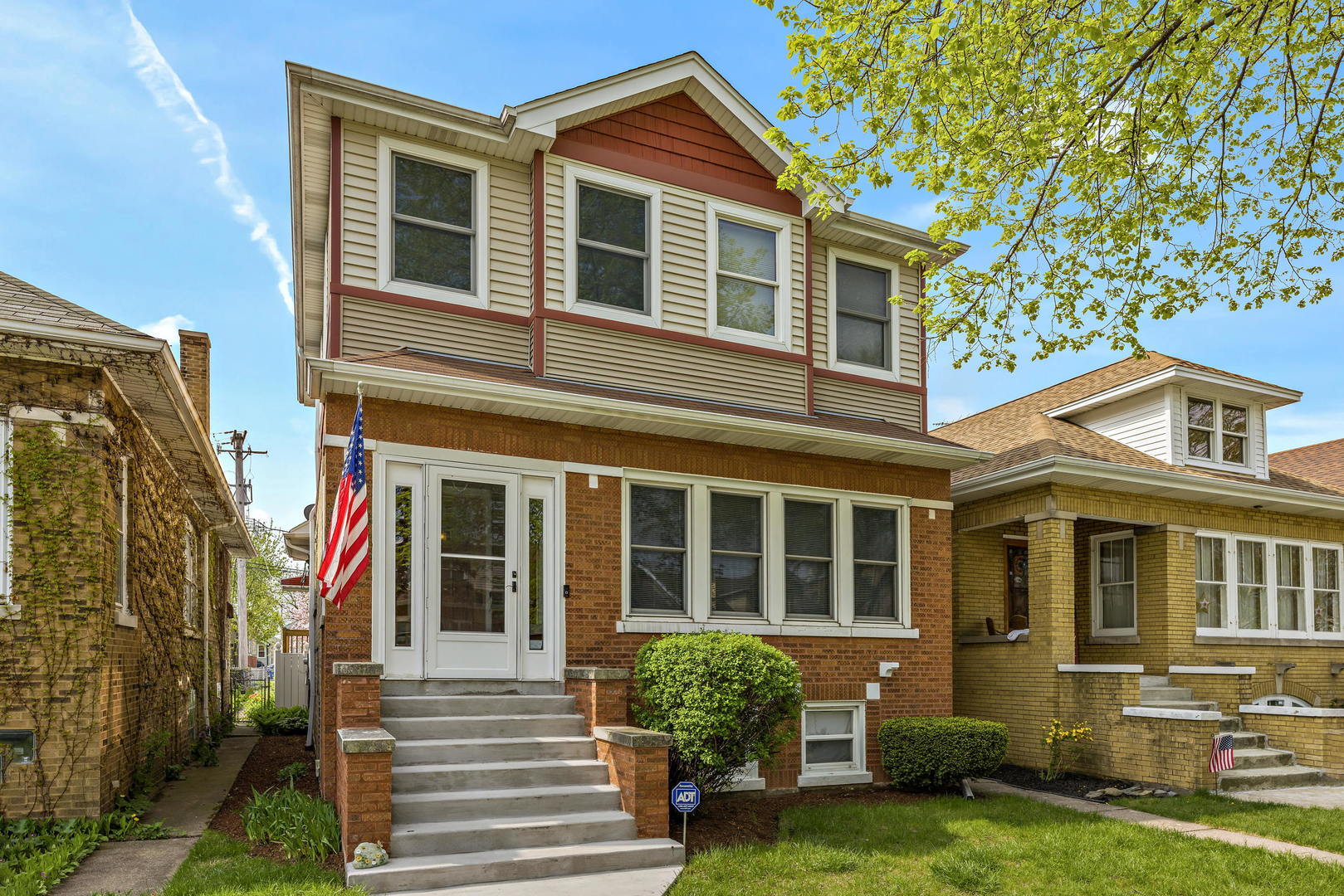 Property Photo: 5537 W Berenice Avenue IL 60641