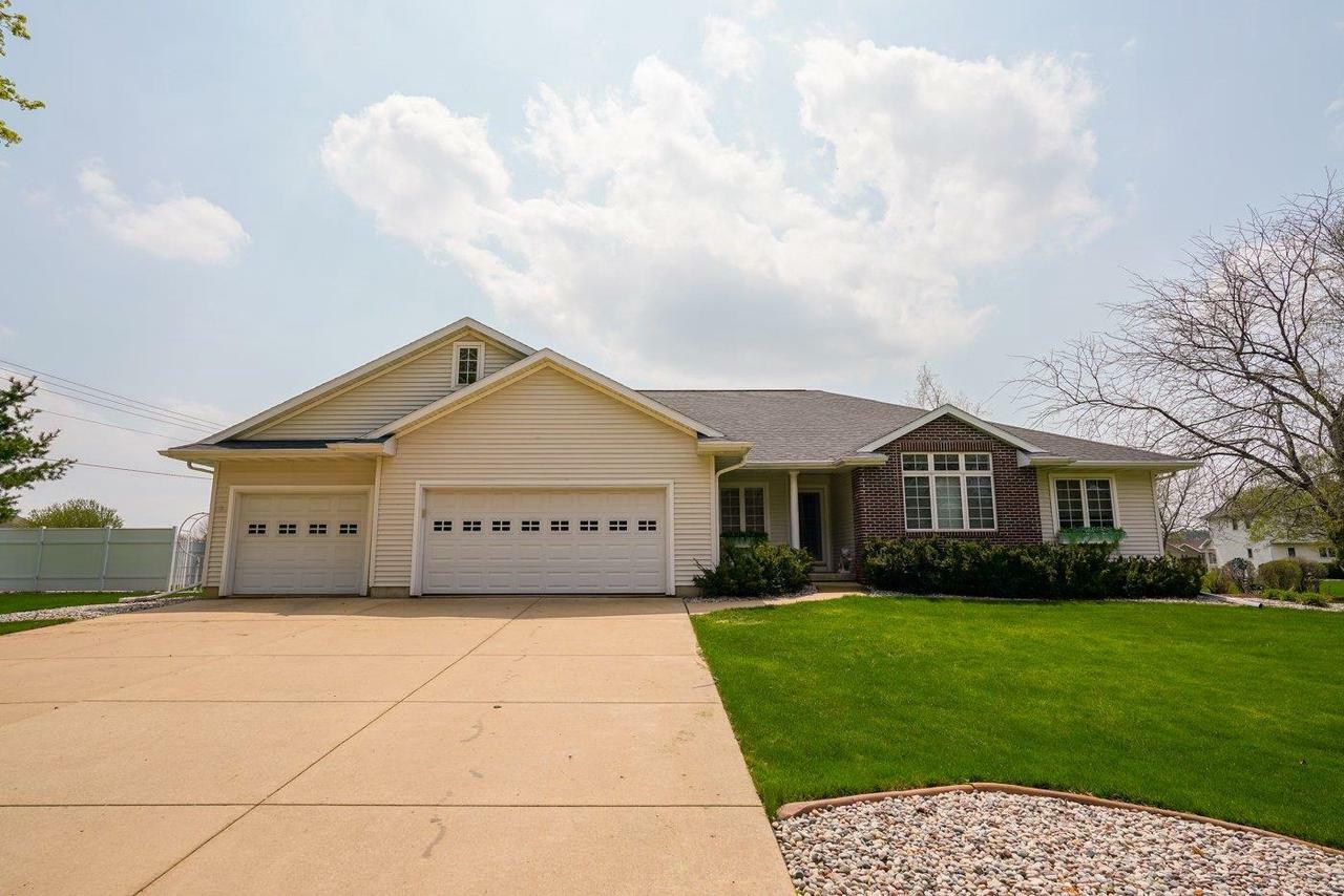 Property Photo:  101 Oak Springs Cir  WI 53532 