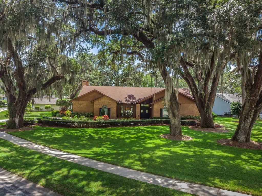 Property Photo: 2110 Arbor Oaks Drive FL 33594