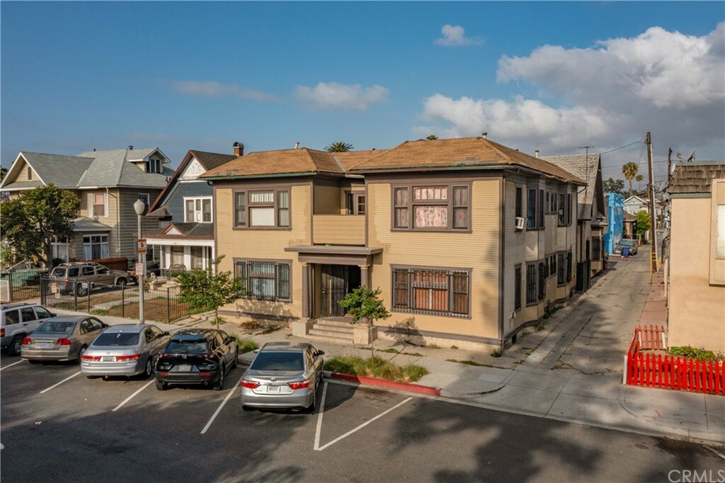 Property Photo:  921 Chestnut Avenue 1  CA 90813 