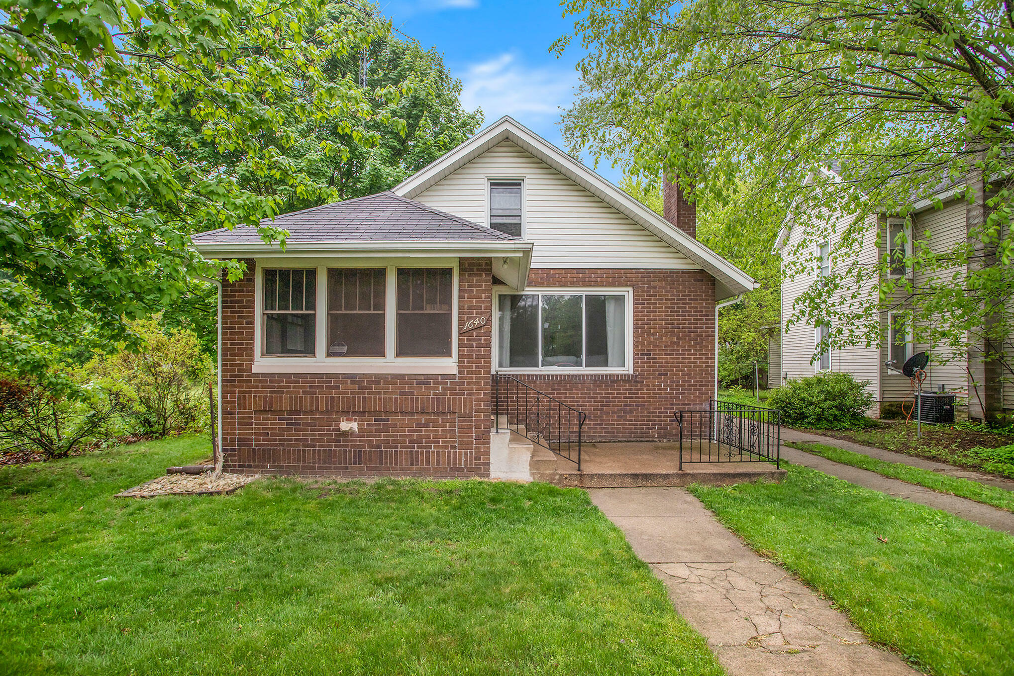 Property Photo:  1640 Oak Street  MI 49120 