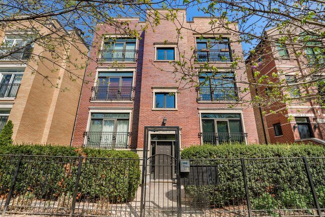 Property Photo: 4831 N Winthrop Avenue 1S IL 60640