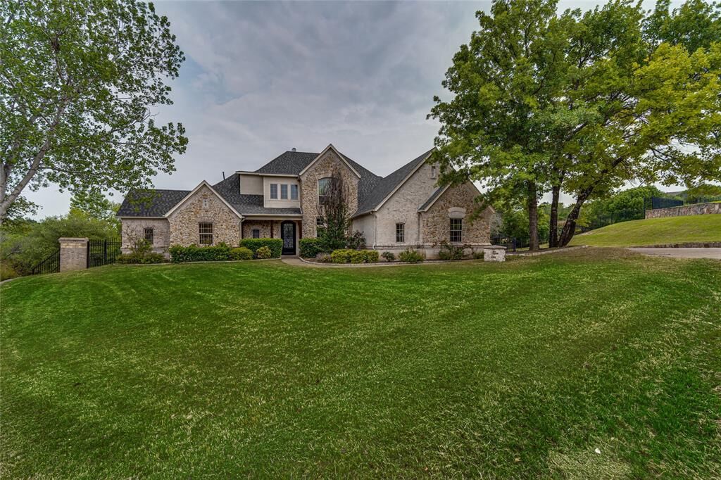 Property Photo: 408 Silver Canyon Court TX 76108