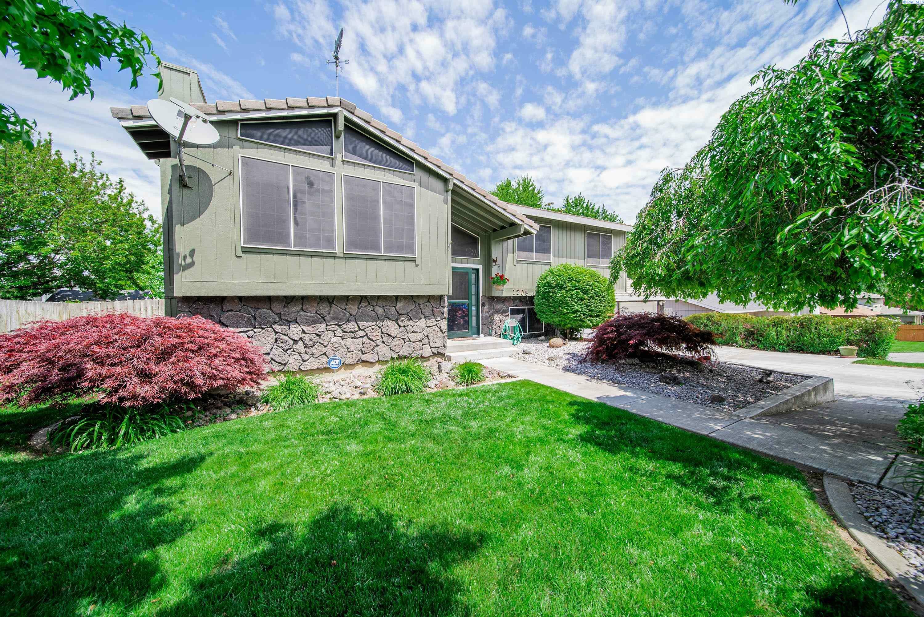 Property Photo:  1208 W 14th Ave  WA 99337 