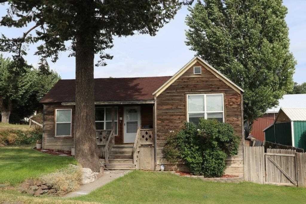 Property Photo: 301 7th St WA 99122