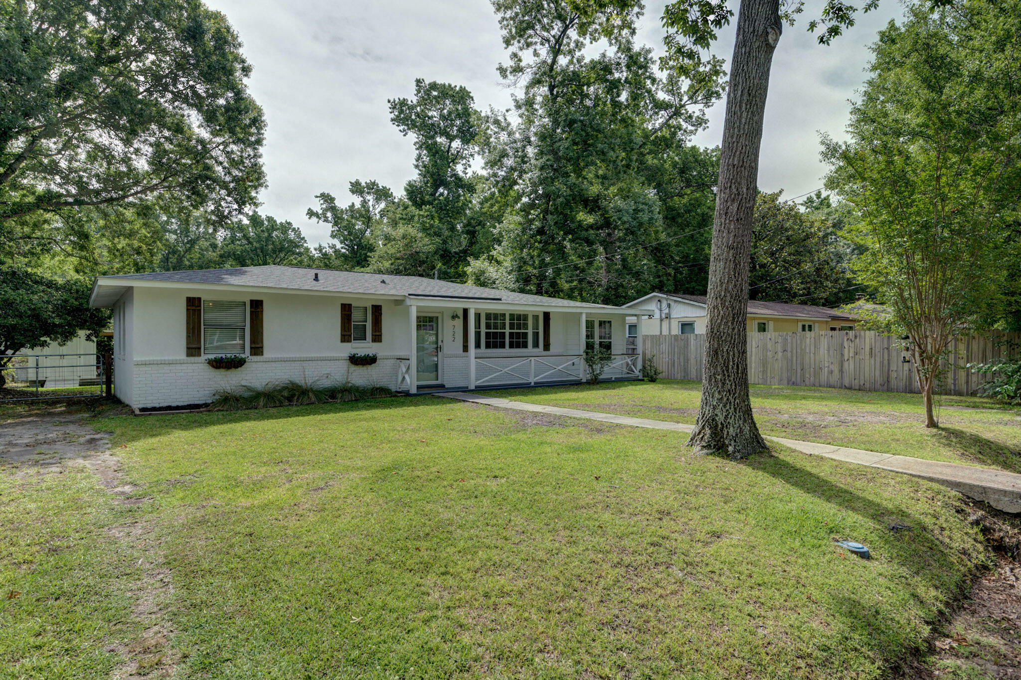 Property Photo:  722 W Sherwood Drive  SC 29407 