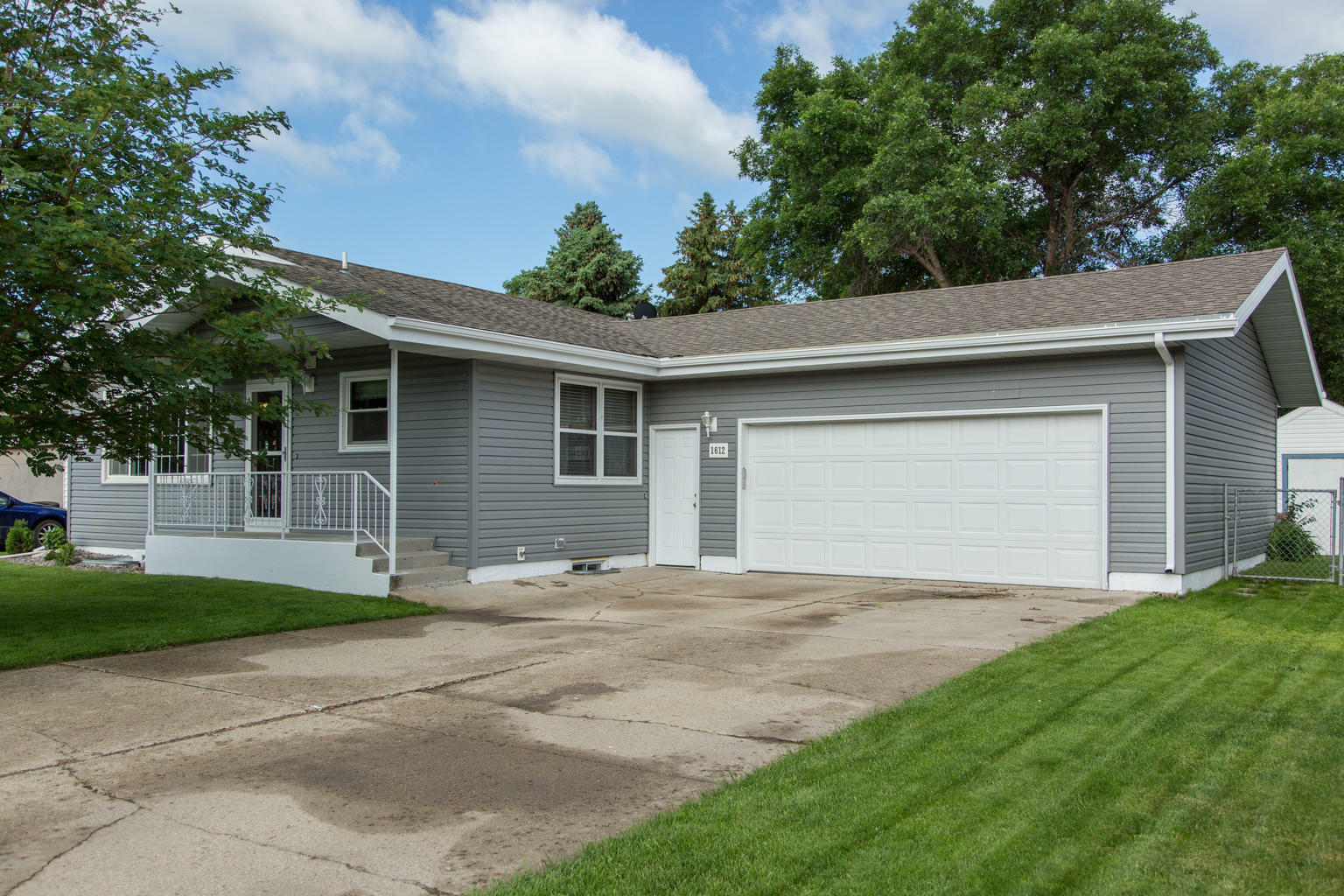 Property Photo:  1612 E Omaha Drive  ND 58504 