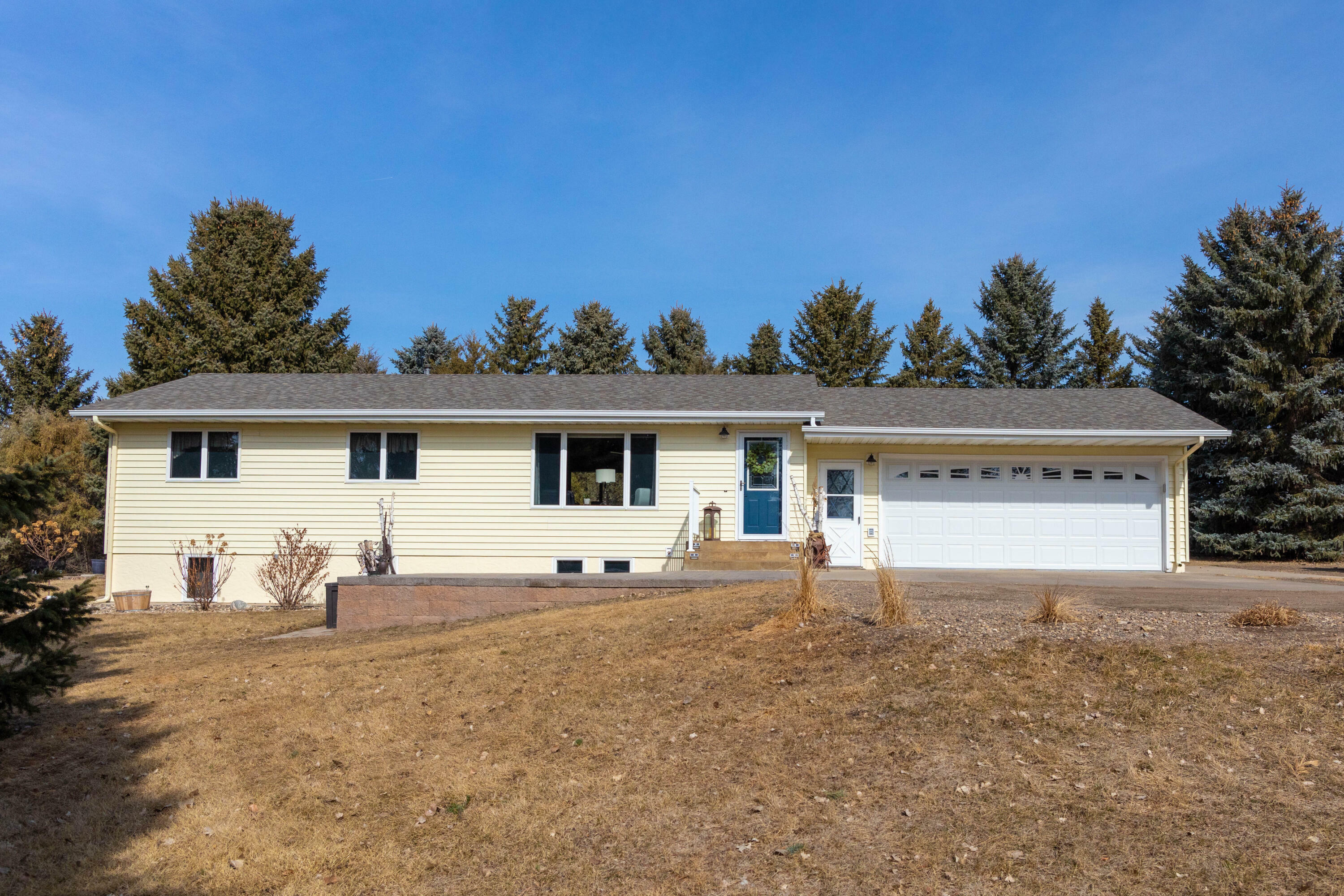 Property Photo:  5040 Meadowcrest Road  ND 58503 