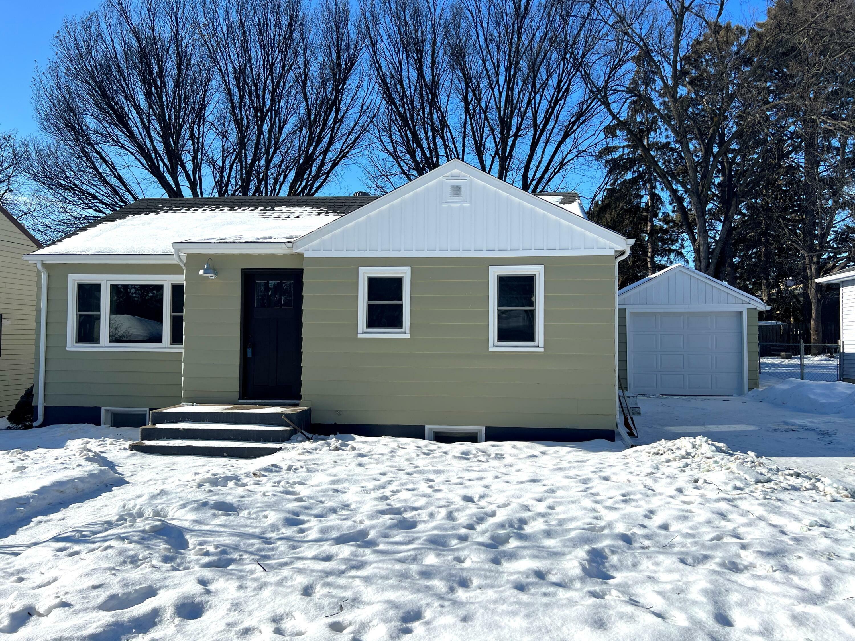 Property Photo:  1314 Mohawk Street  ND 58501 