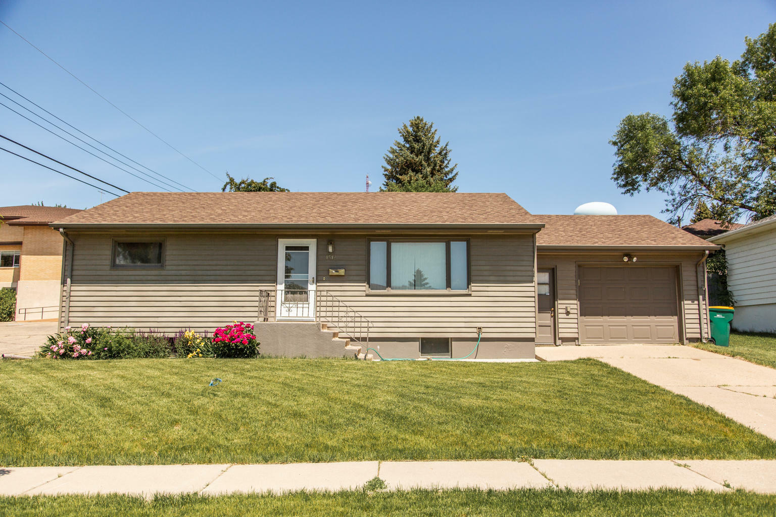 Property Photo:  1512 Harmon Avenue  ND 58501 