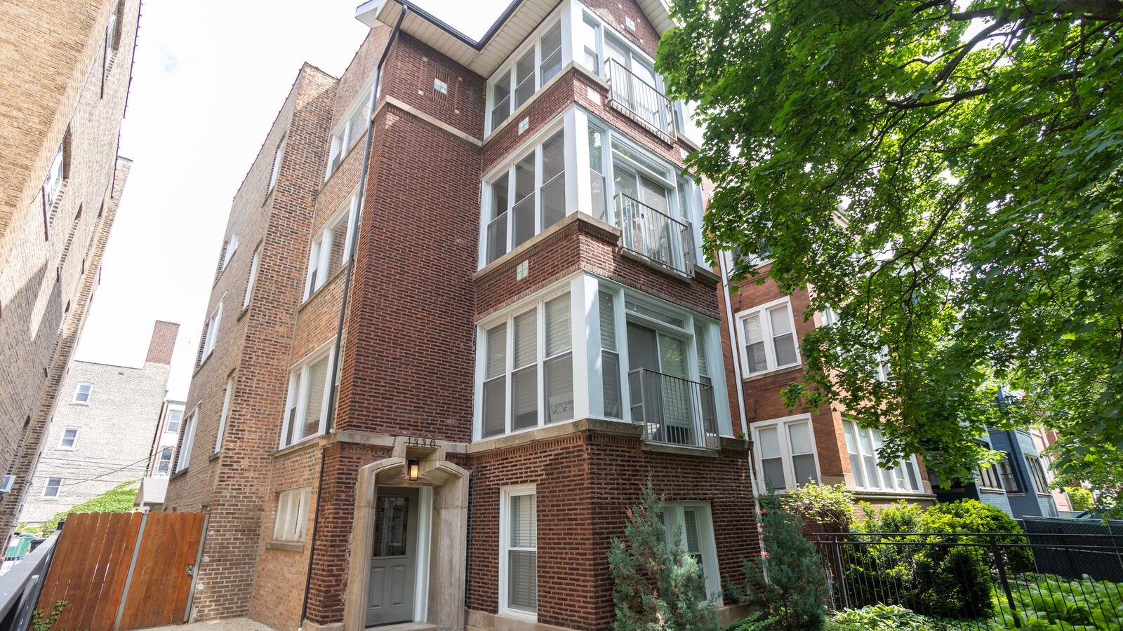 Property Photo: 1330 W Winnemac Avenue 3 IL 60640