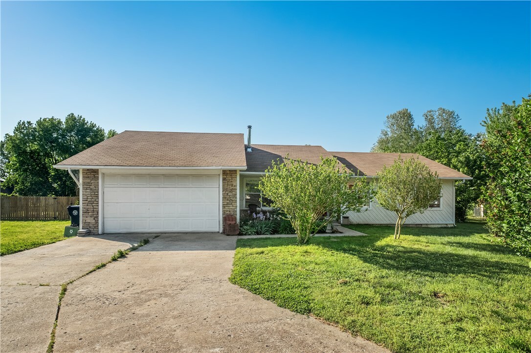 Property Photo:  814 Prairie Oaks Drive  AR 72753 