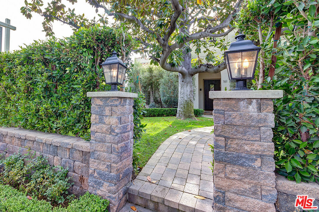 Property Photo: 161 S Citrus Ave CA 90036