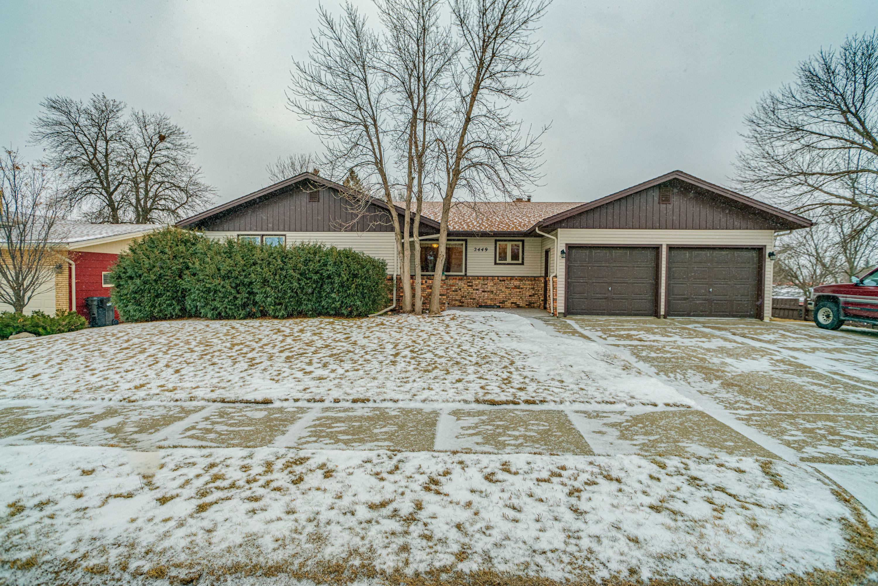 Property Photo:  2449 Hillview Avenue  ND 58501 