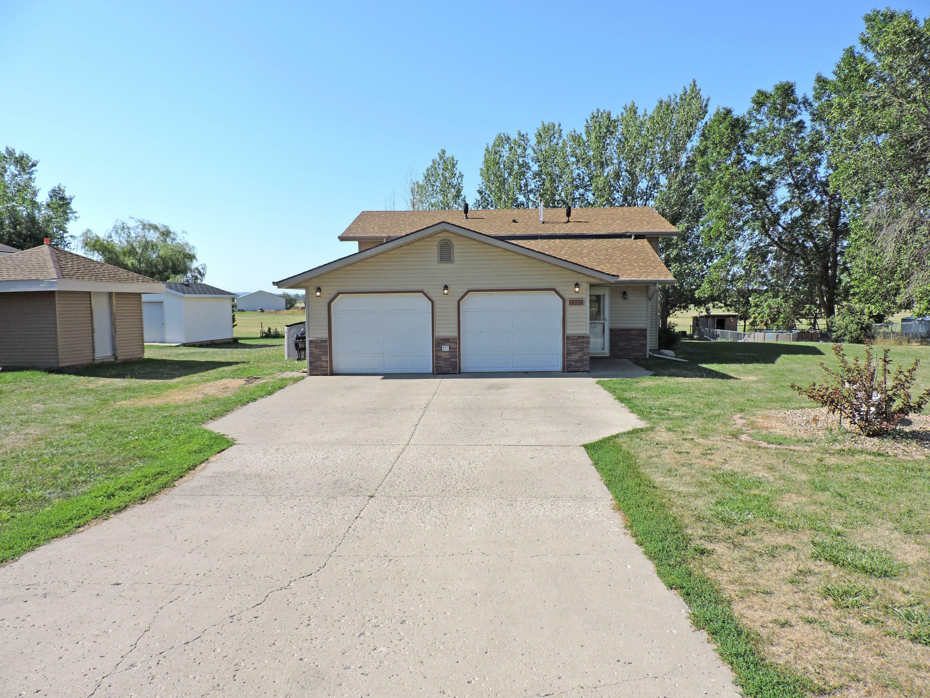 Property Photo:  1301 Imperial Drive  ND 58504 