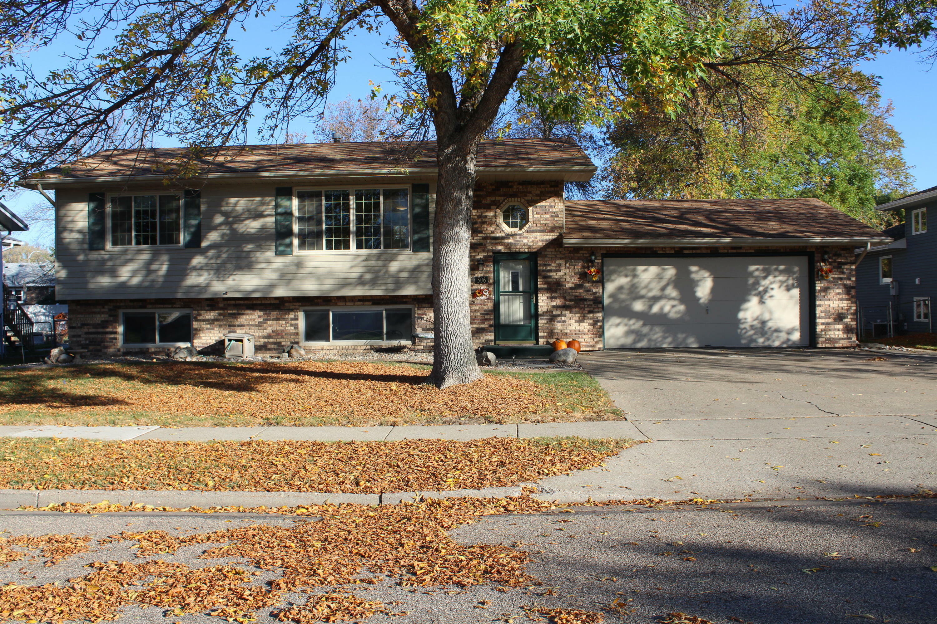 Property Photo:  506 Birchwood Drive  ND 58504 