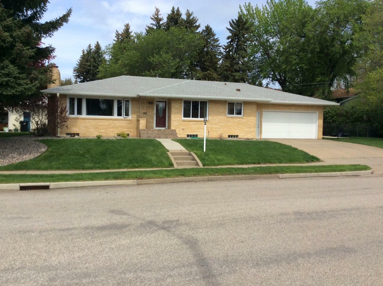 Property Photo:  1704 Catherine Drive  ND 58501 