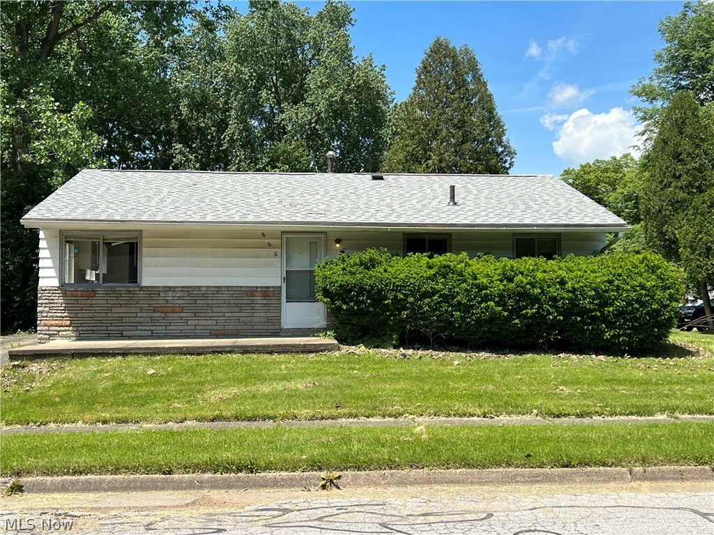 Property Photo: 866 Warrington Road OH 44320