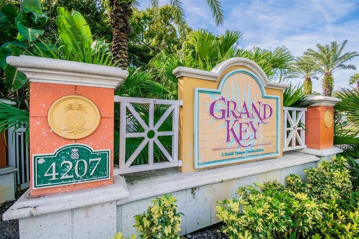 Property Photo:  4207 S Dale Mabry 11205  FL 33611 