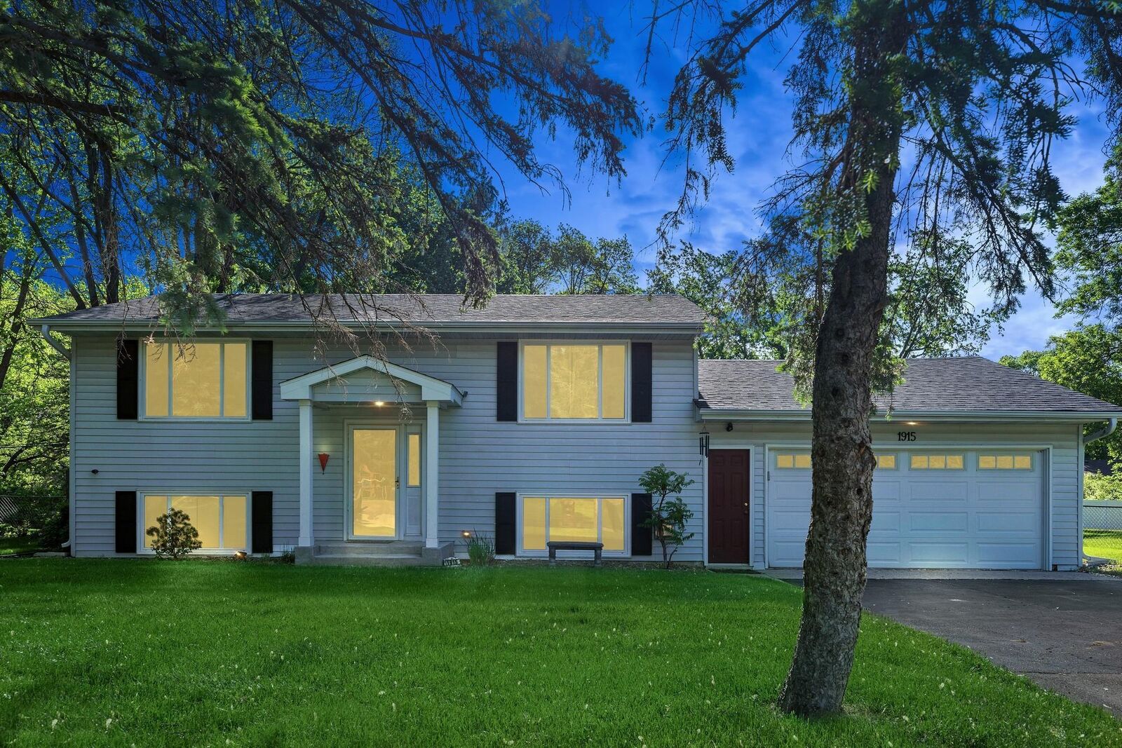 Property Photo:  1915 Manor Lane  MN 55033 