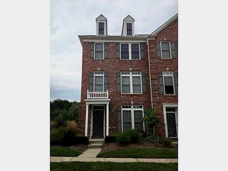 Property Photo:  628 Arbor Ct  PA 15238 