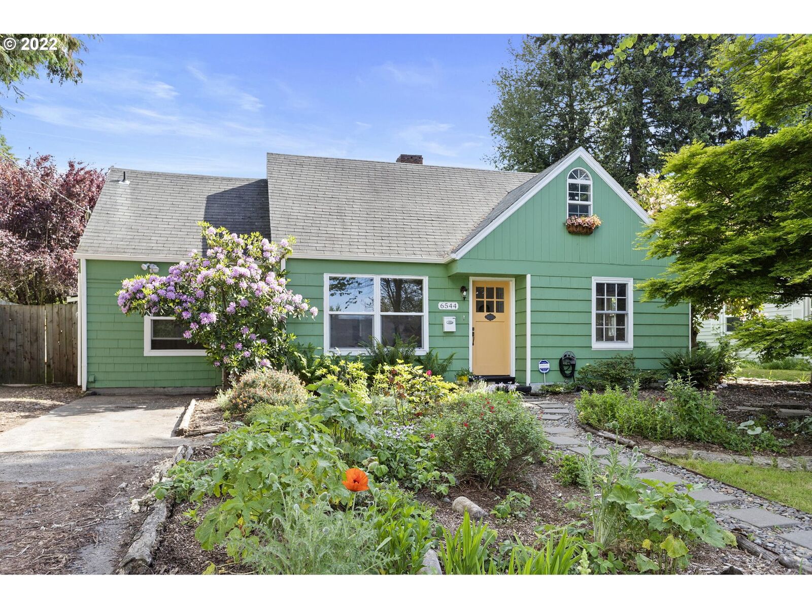 Property Photo:  6544 NE Roselawn St  OR 97218 