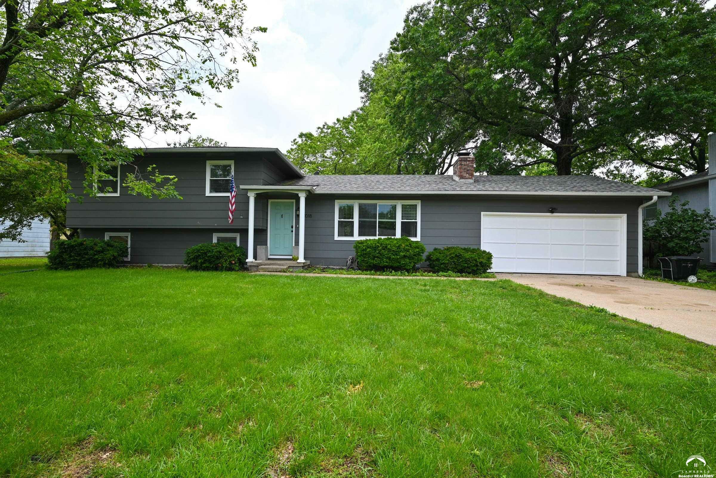 Property Photo:  1018 S Elm Street  KS 66067 