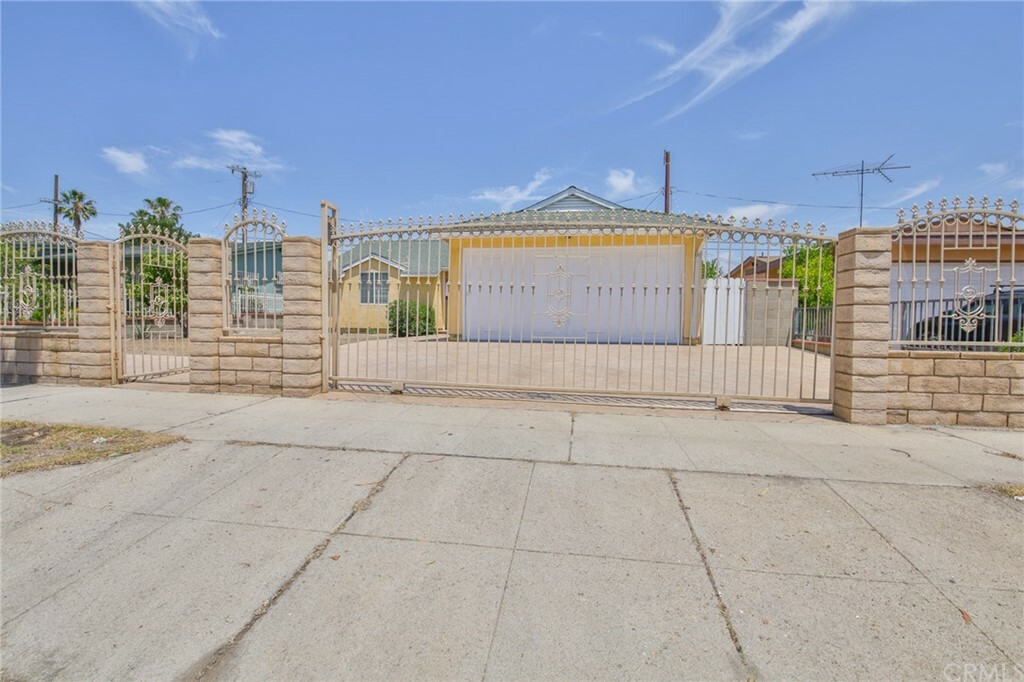 Property Photo: 11309 Stagg Street CA 91352