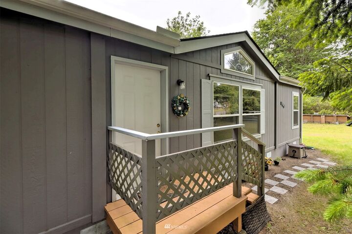 Property Photo:  131 E Wood Lane  WA 98584 