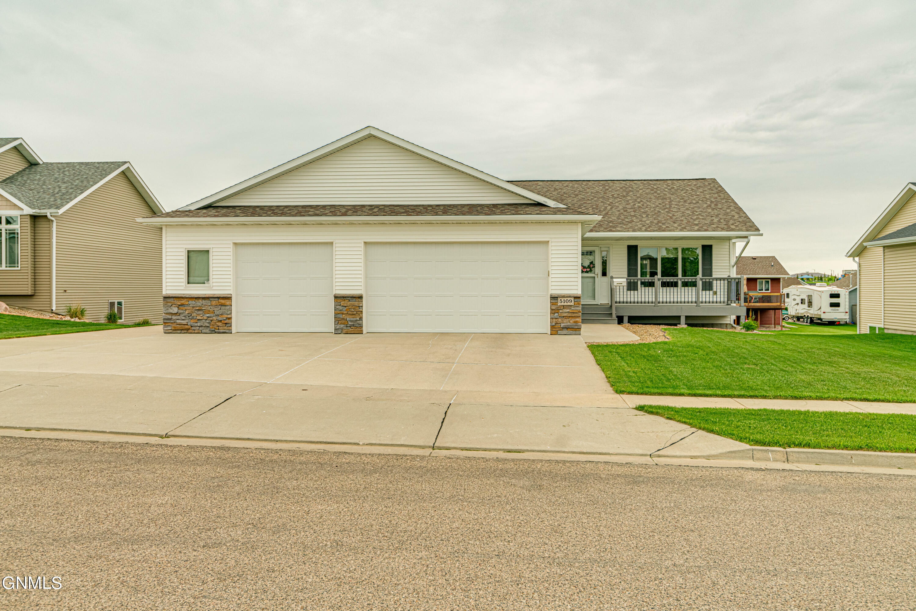 Property Photo:  5109 Mellowsun Drive  ND 58503 