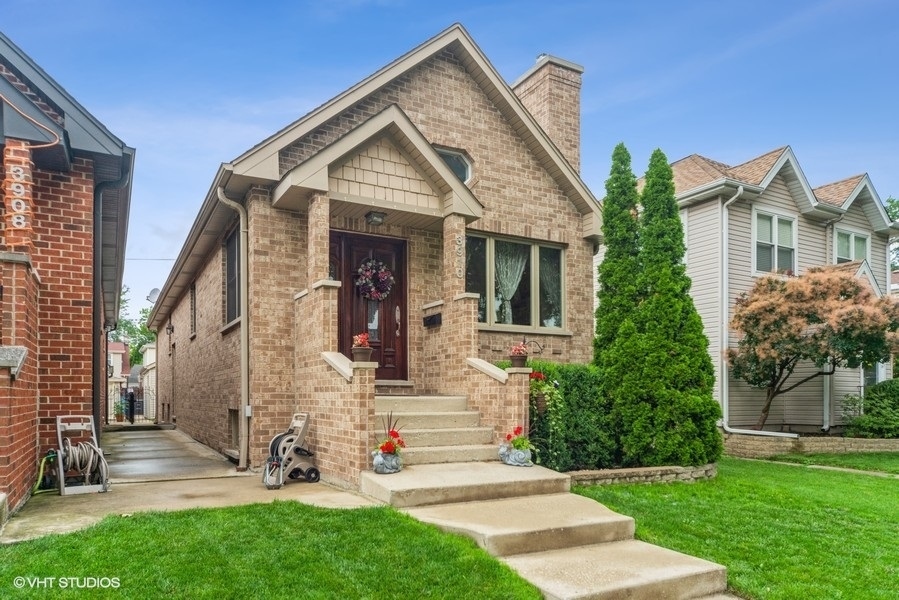 Property Photo:  3910 N Pioneer Avenue  IL 60634 