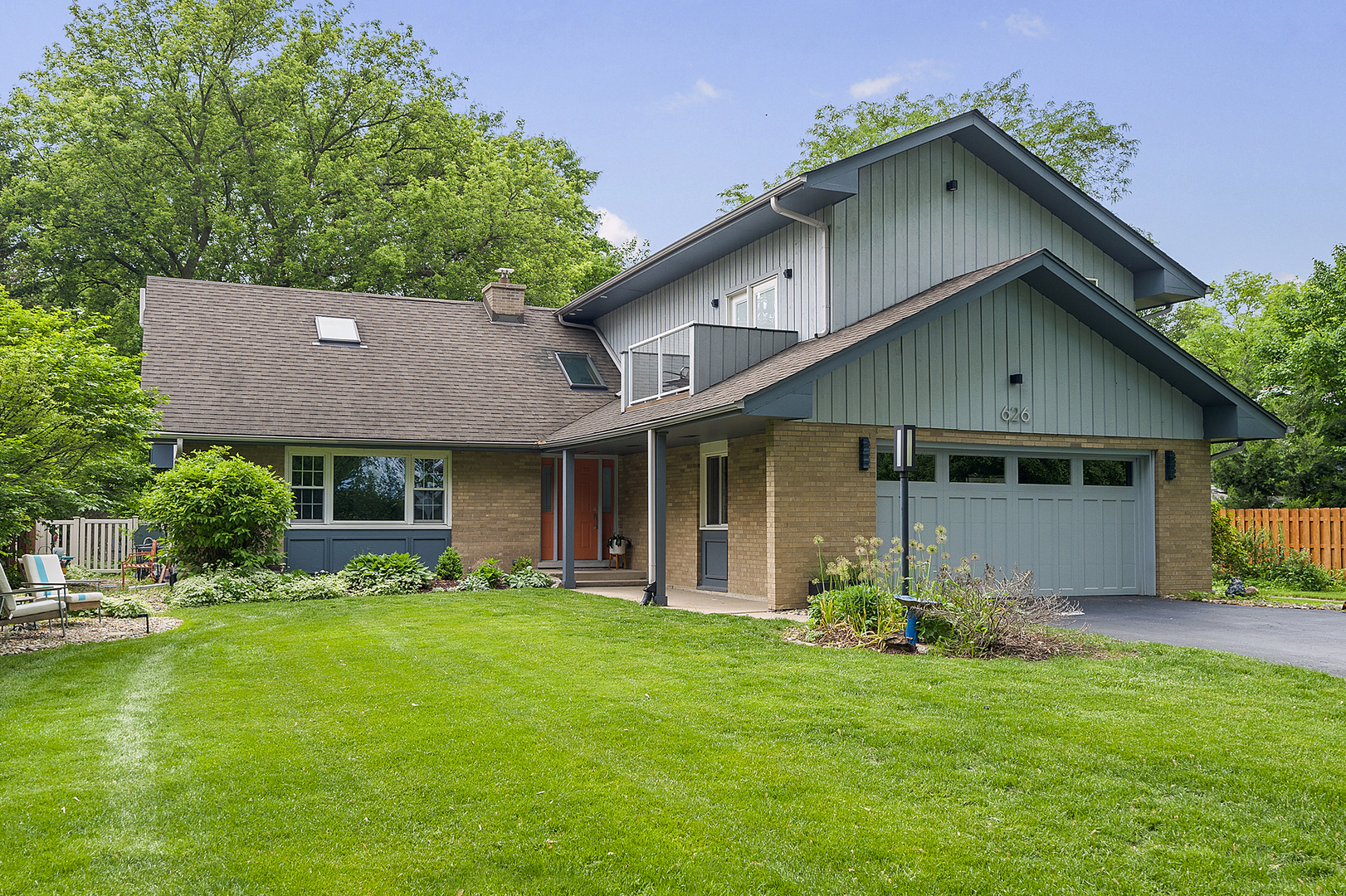 Property Photo:  626 S Edgewood Lane  IL 60525 