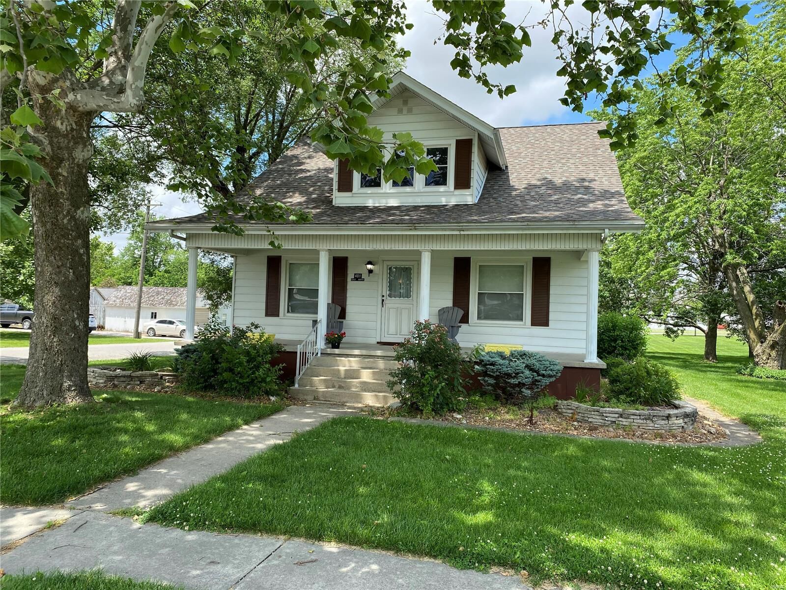 Property Photo: 401 E North Street IL 62001