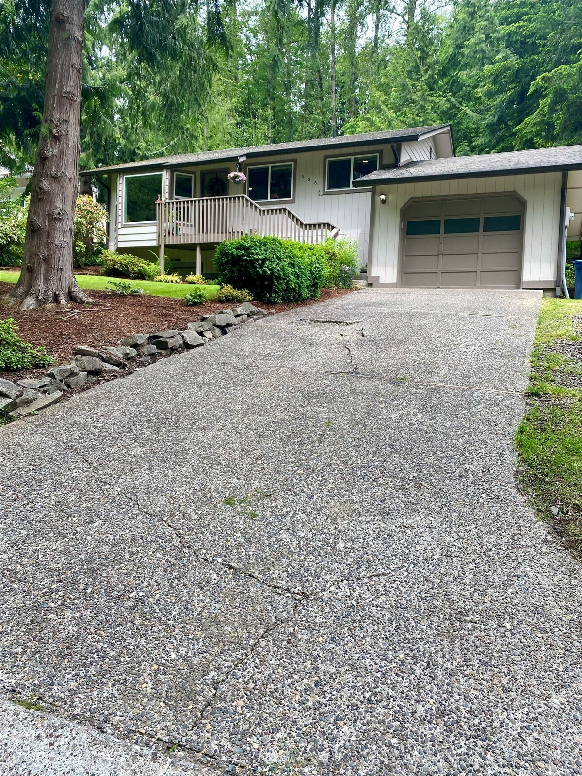 Property Photo:  606 N 23rd Avenue  WA 98626 