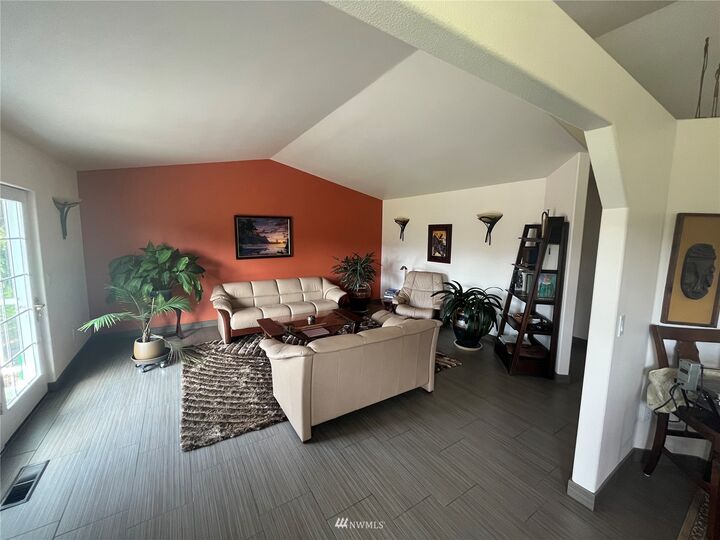 Property Photo:  401 S Lyle Avenue  WA 98802