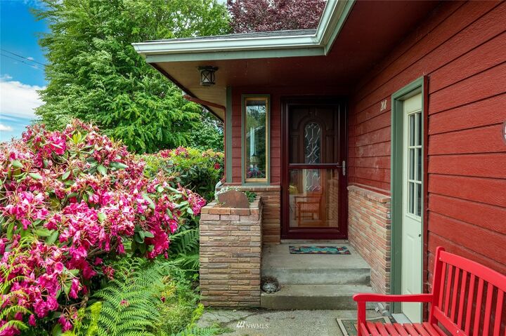 Property Photo:  208 Reeds Lane  WA 98247 