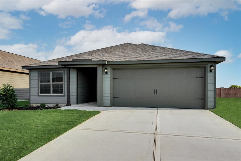 Property Photo: 8106 Big Timber Trail TX 76259
