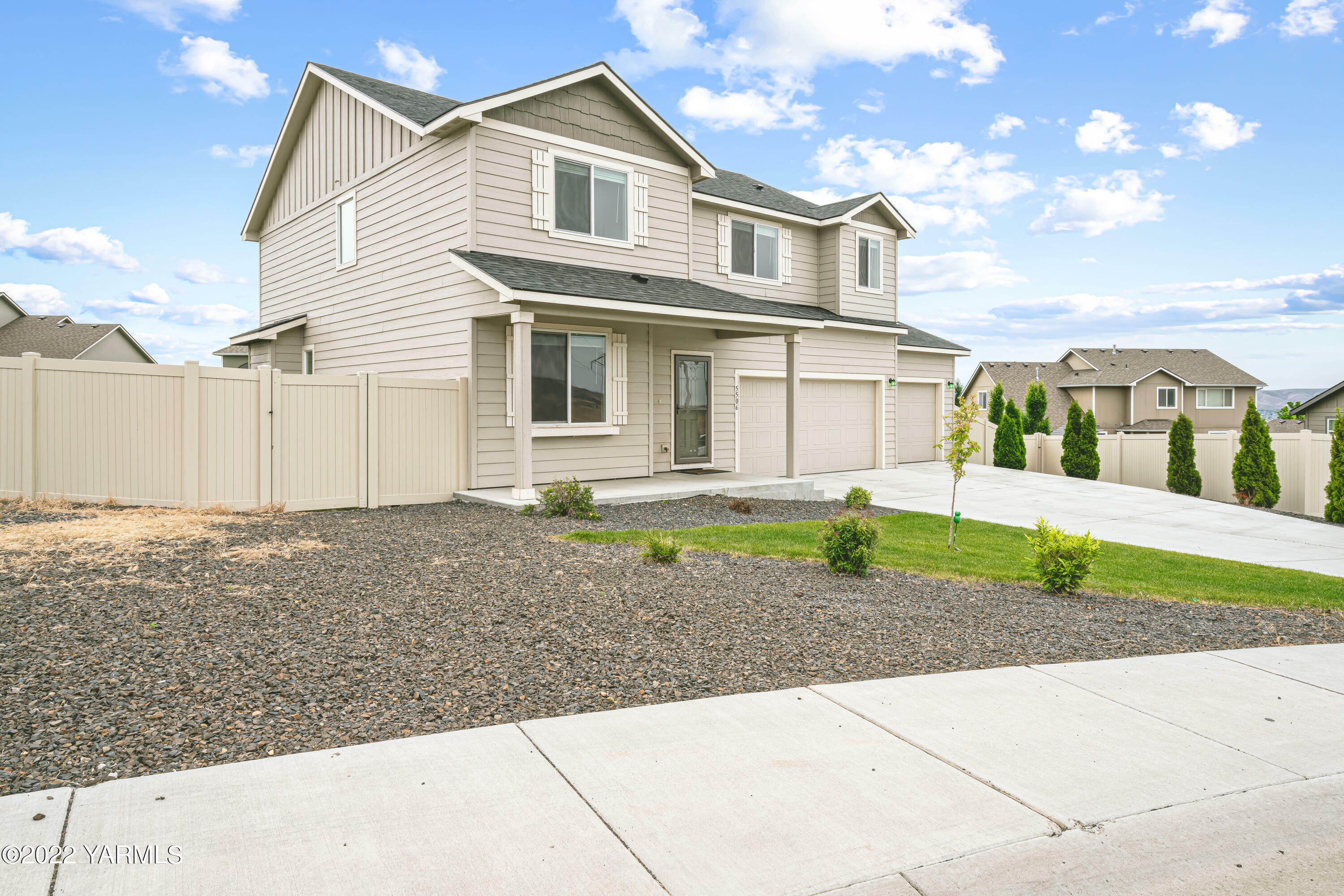 Property Photo:  5506 Blackstone Ct  WA 98901 