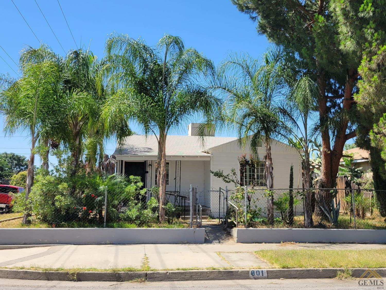 Property Photo:  801 Woodrow Avenue  CA 93308 