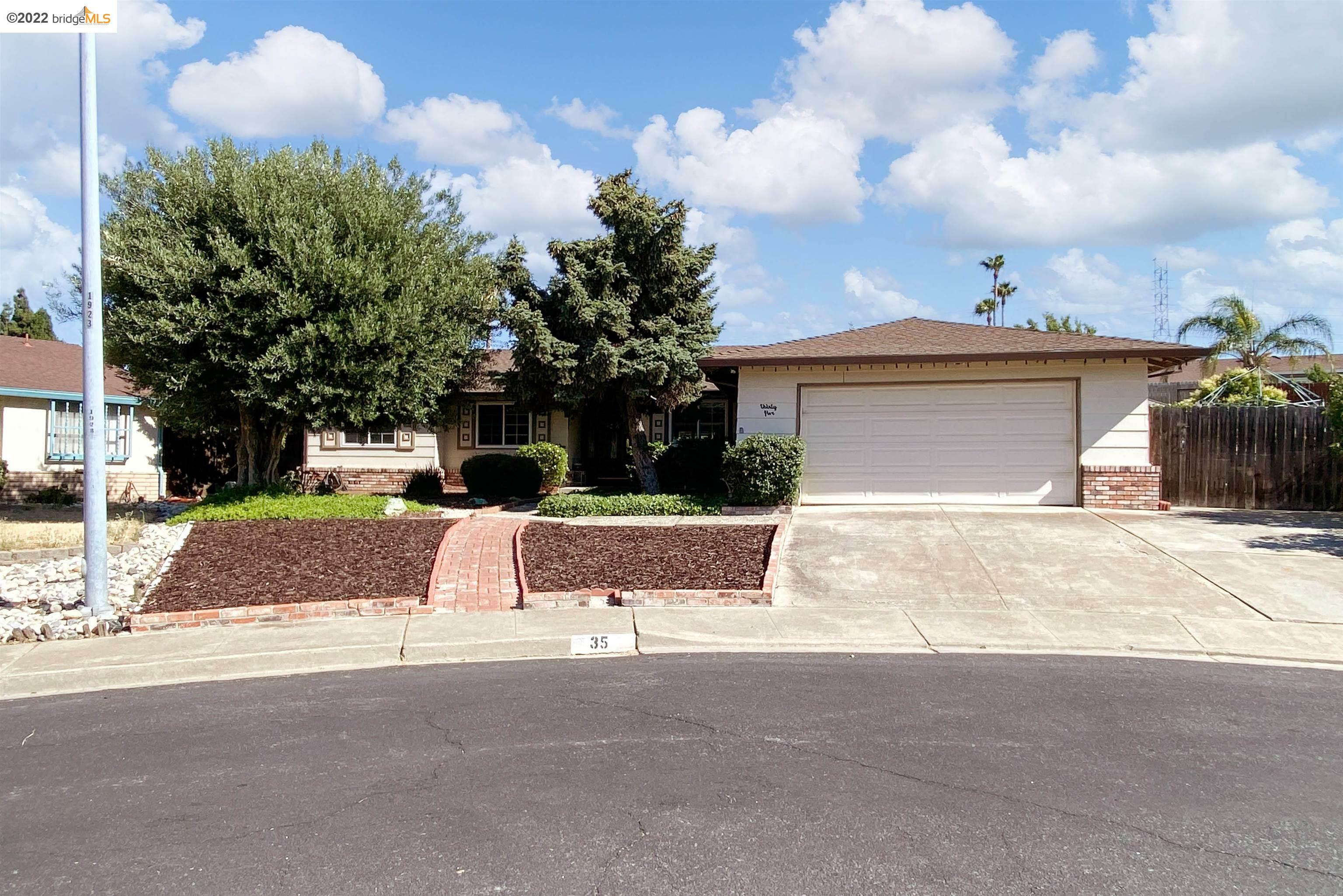 Property Photo: 35 Oakridge Ct CA 94565