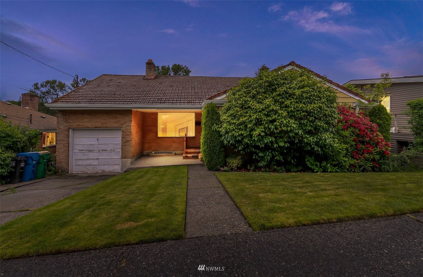 Property Photo: 2490 S Edmunds Street WA 98108