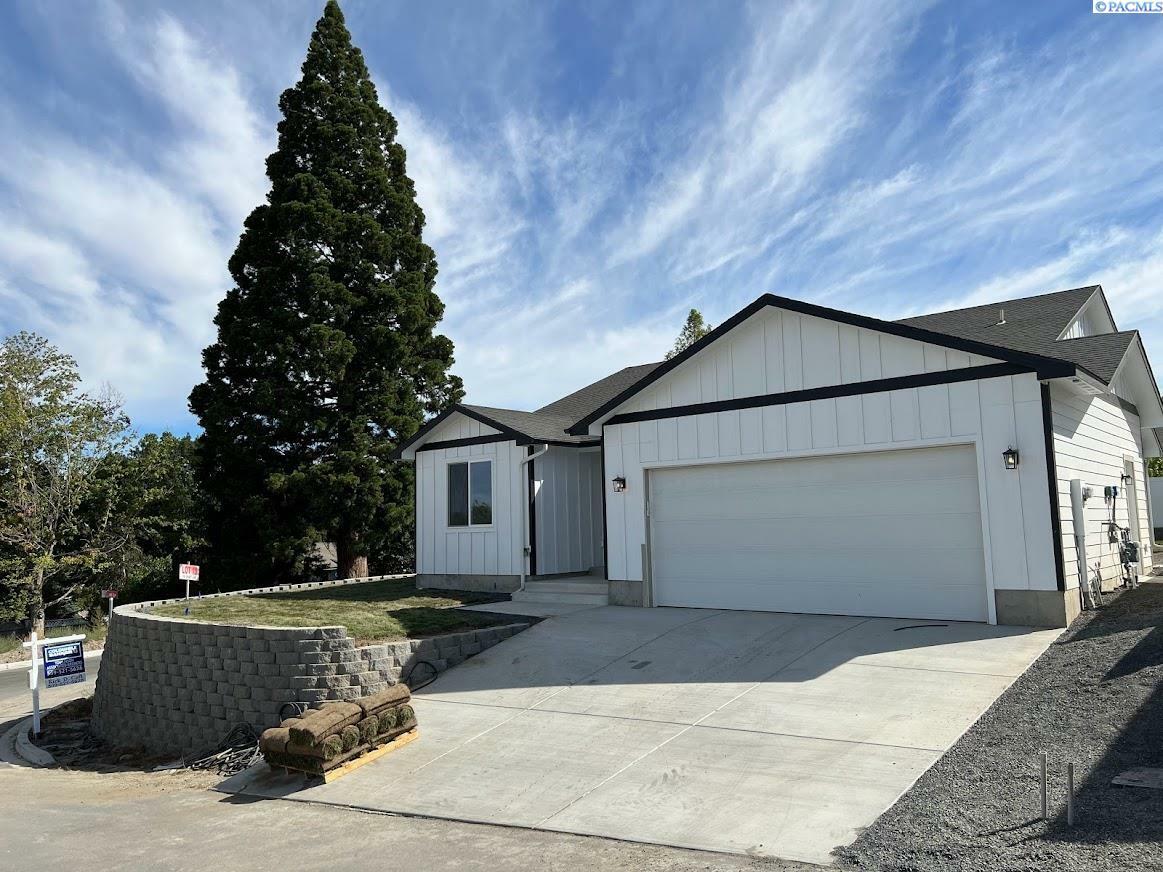 Property Photo:  1106 Chianti Lane  WA 99350 