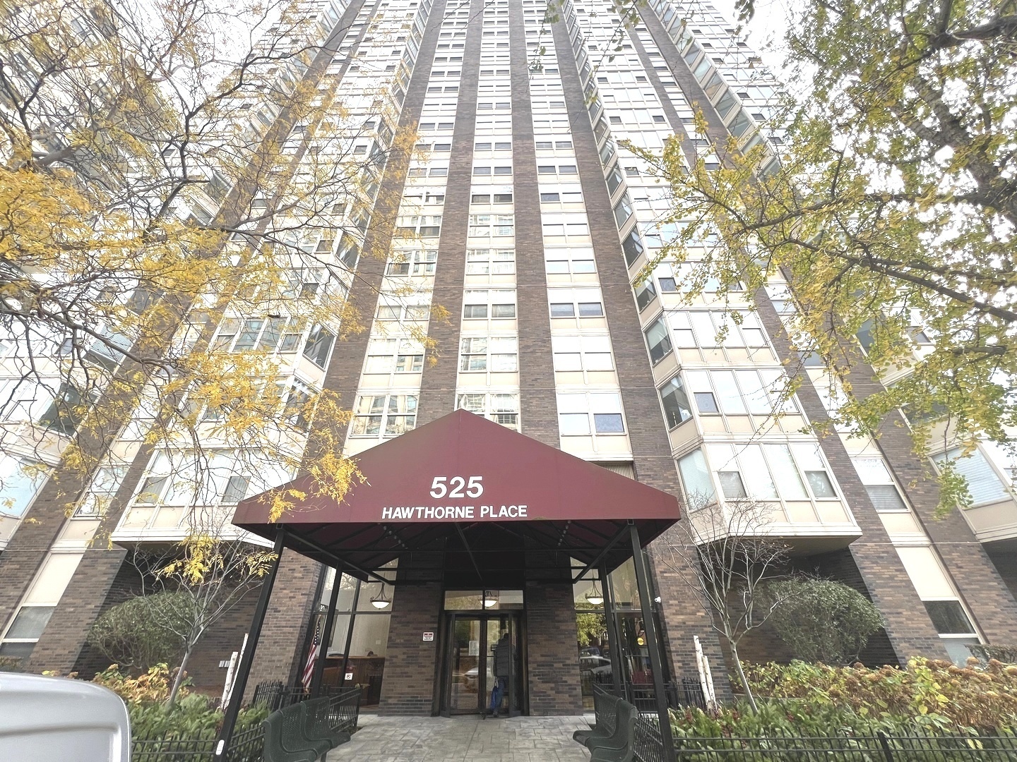 Property Photo: 525 W Hawthorne Place 1706 IL 60657